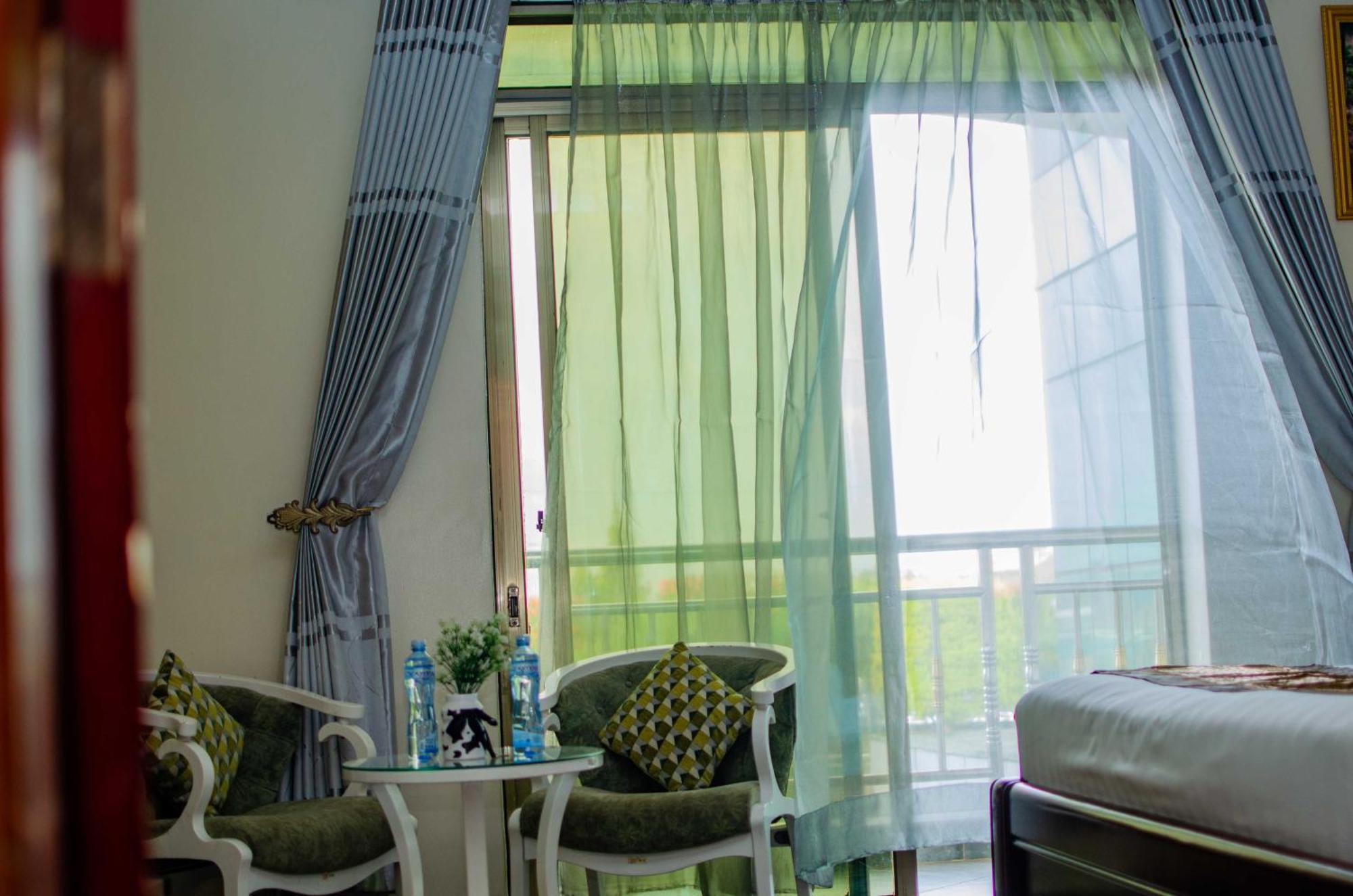La Grande Hotel Kampala Exterior photo